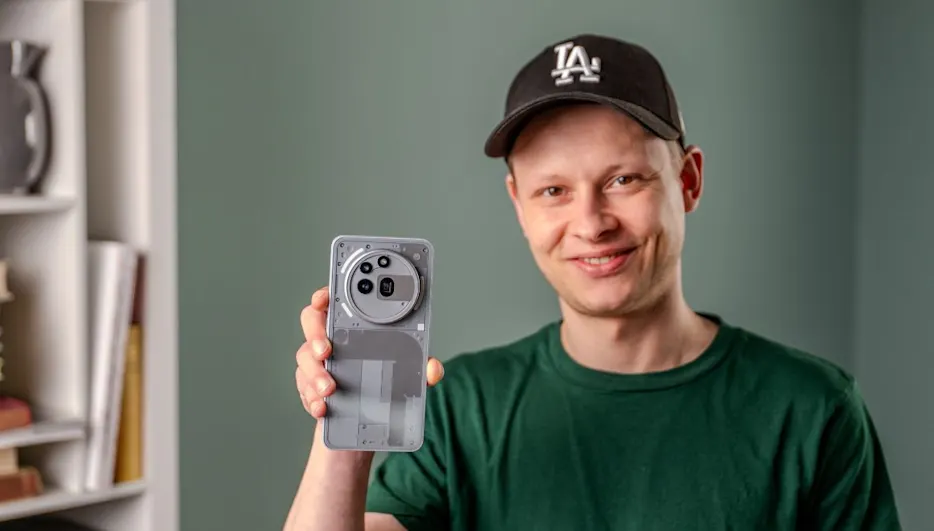 Alex hält das Nothing Phone (3a) Pro mit der Rückseite in die Kamera.