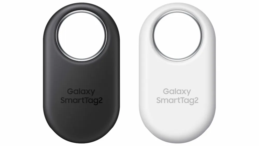 Ein schwarzer und ein weißer Galaxy SmartTag vor weißem Hintergrund.