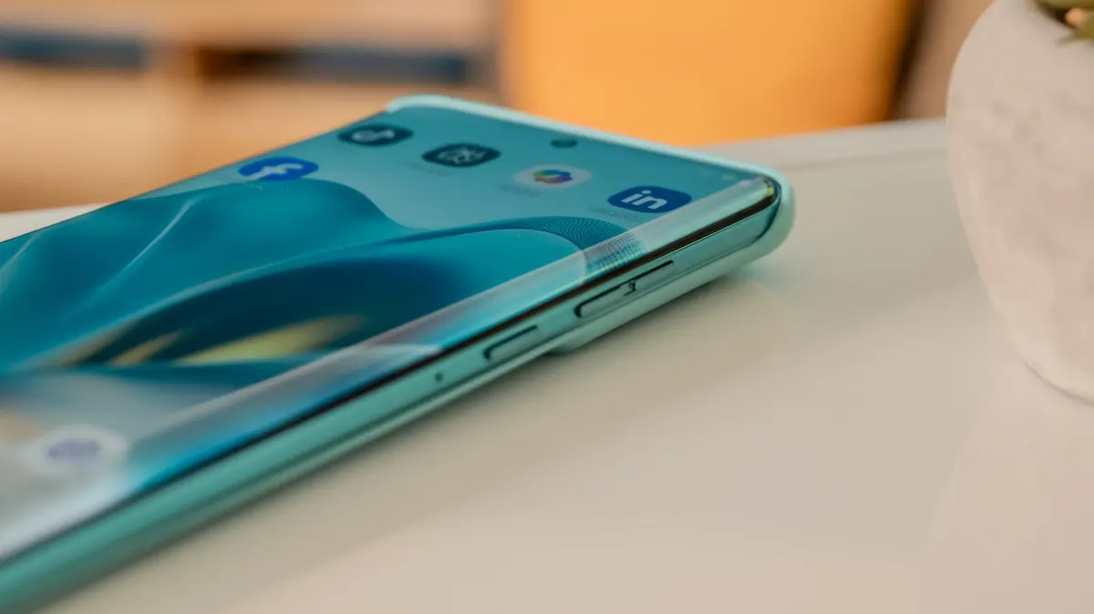 Das gekrümmte Display des Motorola Edge 60 Fusion in der Nahaufnahme.