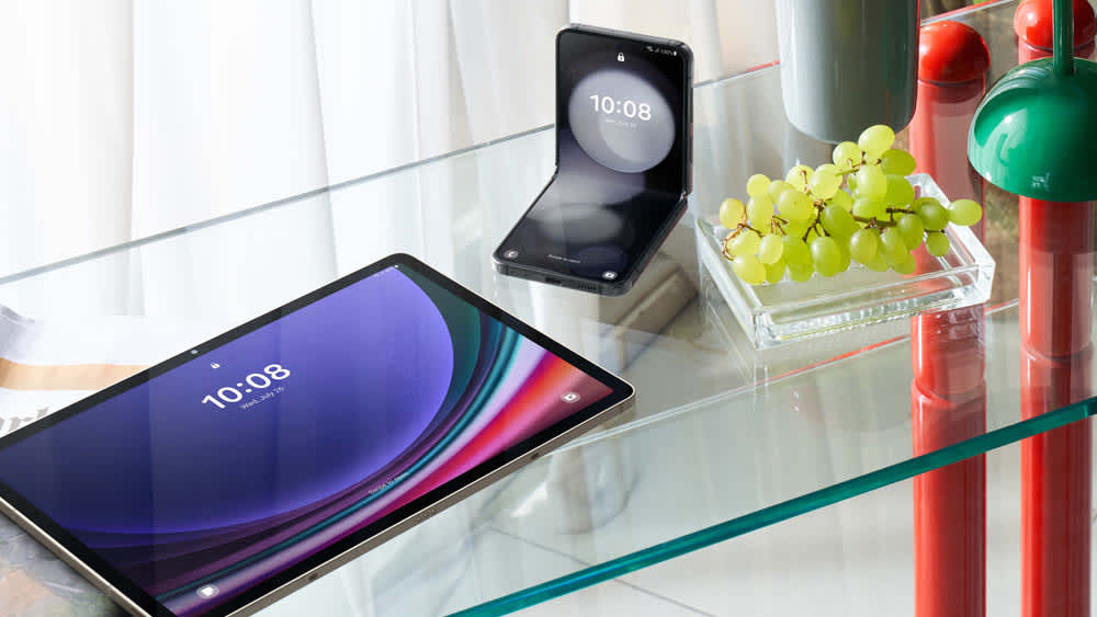 Das Samsung Galaxy Tab S9 und das Galaxy Z Flip 5 liegen auf einem Glastisch.