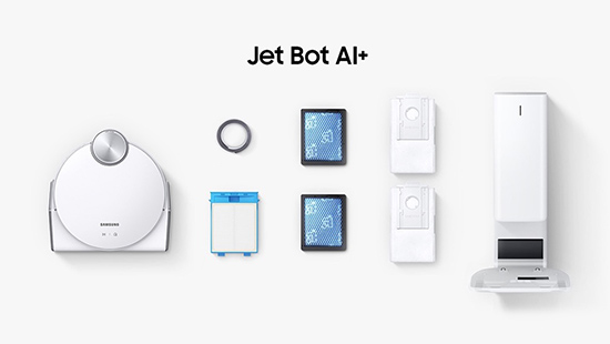 Auf weißem Grund liegen ein Staubsaugerroboter, ein Ring, zwei blaue Filter, ein Behälter, zwei Sensoren und eine Ladestation.