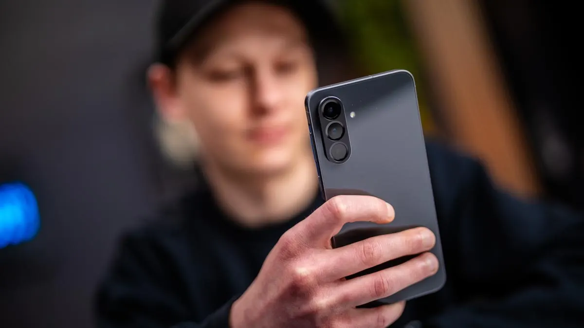 TURN ON Redakteur Alex hält das Samsung Galaxy A56 in der Hand.