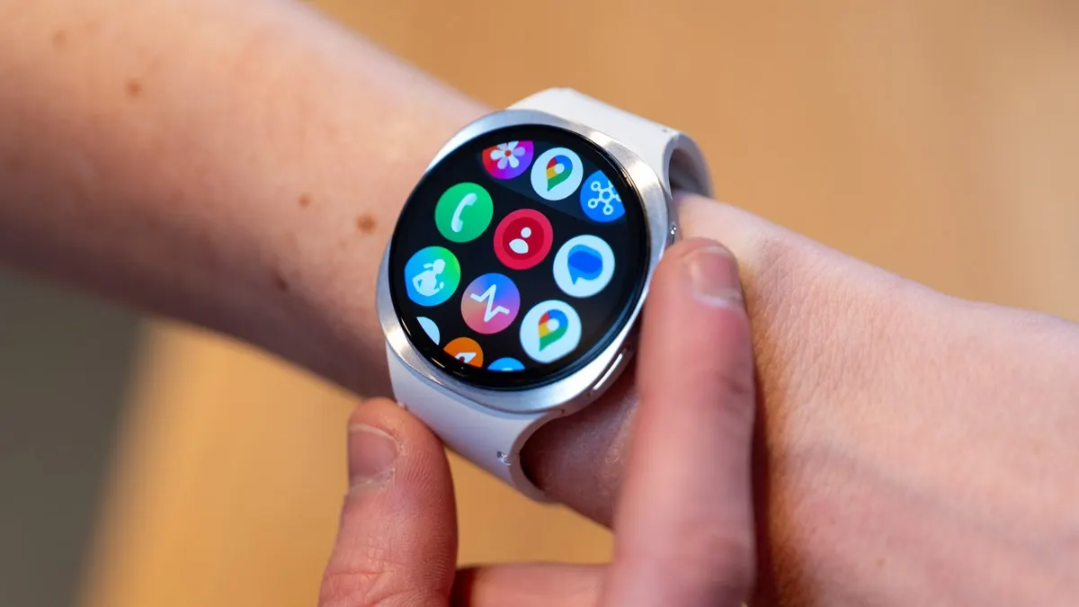 Die Smartwatch Samsung Galaxy Watch8 an Franzis Handgelenk, zu sehen ist die App-Übersicht.