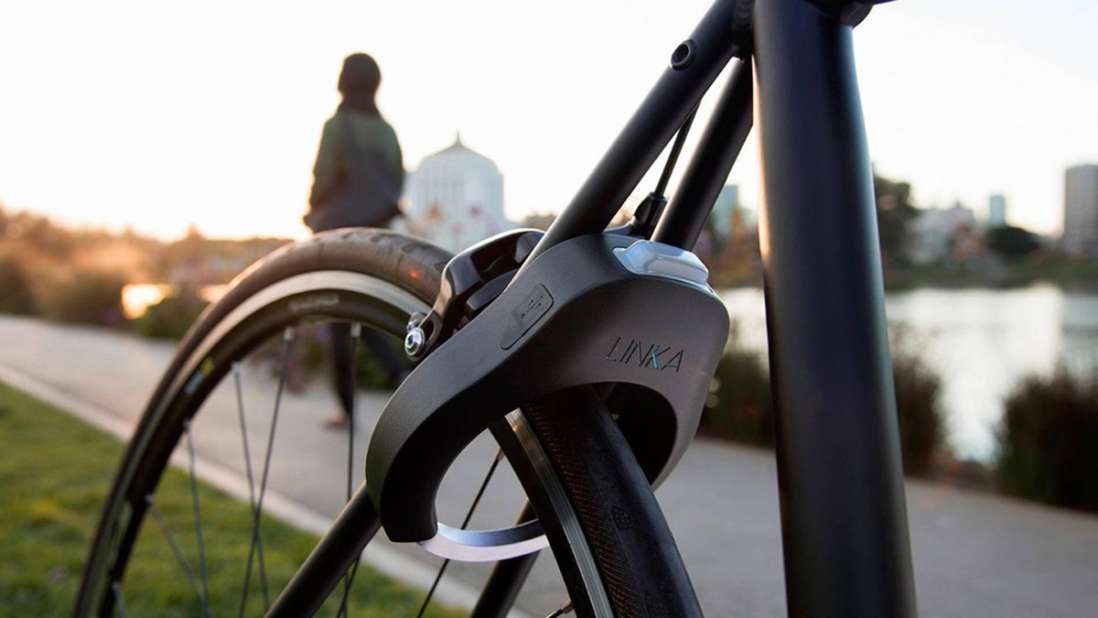 Ein smartes Linka-Fahrradschloss ist an einem Fahrrad befestigt.
