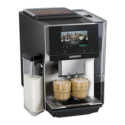 Schwarzer Siemens Kaffeevollautomat mit Touchdisplay, Bohnen  und Milchbehälter; zwei Milchkaffees laufen gleichzeitig in Gläser.