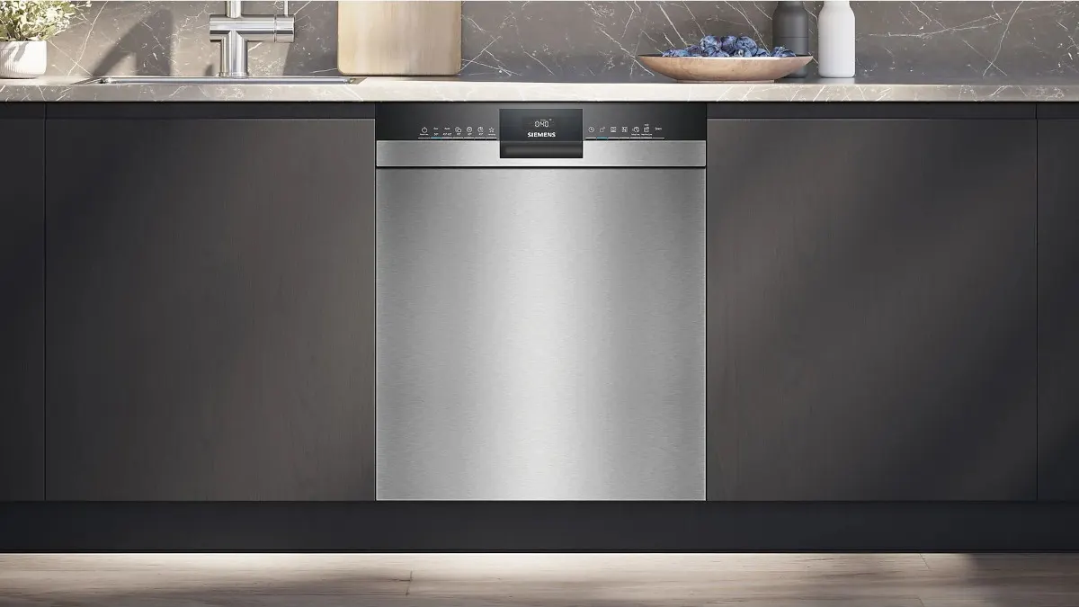 Der Geschirrspüler Siemens SN43ES04TE iQ300 ist eine graue Küchenzeile integriert.
