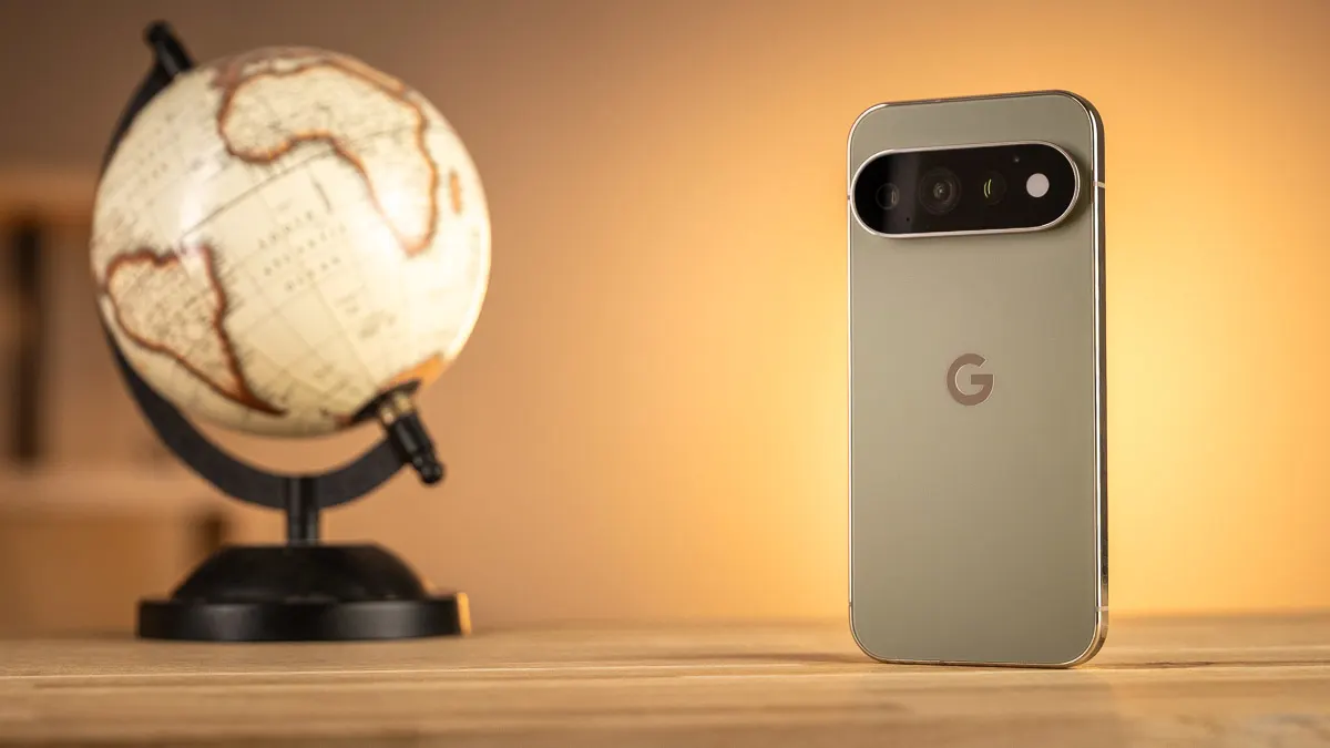 Das Google Pixel 11 Pro steht auf einem Tisch neben einem Globus.
