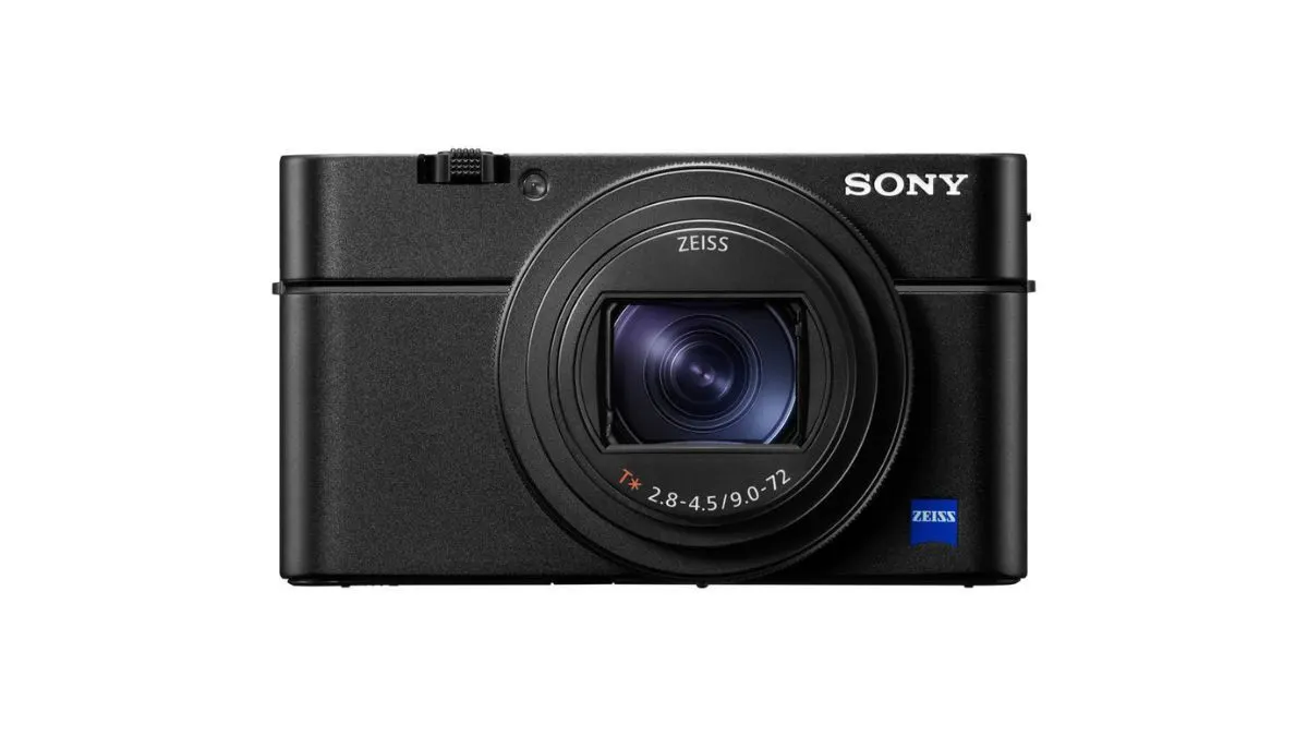 Die Kompaktkamera Sony RX100M7A vor weißem Hintergrund.