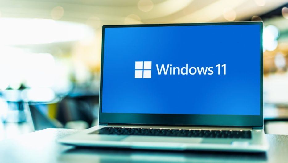 Windows-11-Logo ist auf einem Laptop zu sehen