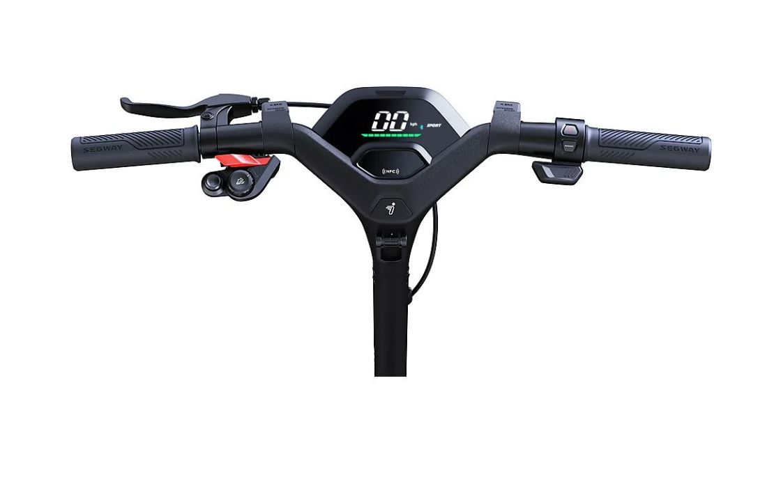 Schwarzer Lenker eines Elektrorollers mit Griffen, Bremshebeln, roten Knöpfen und digitaler Anzeige.