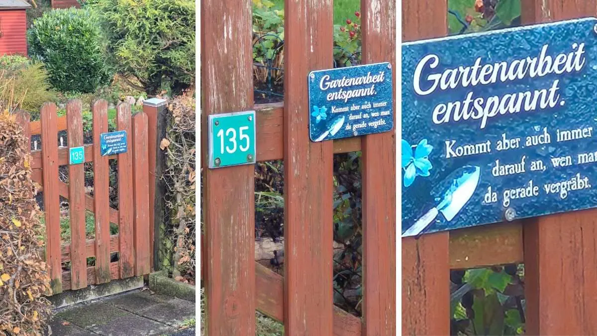 Ein Holzzaun mit der Hausnummer 135 und einem blauen Schild mit der Aufschrift „Gartenarbeit entspannt.“ im Gartenbereich.