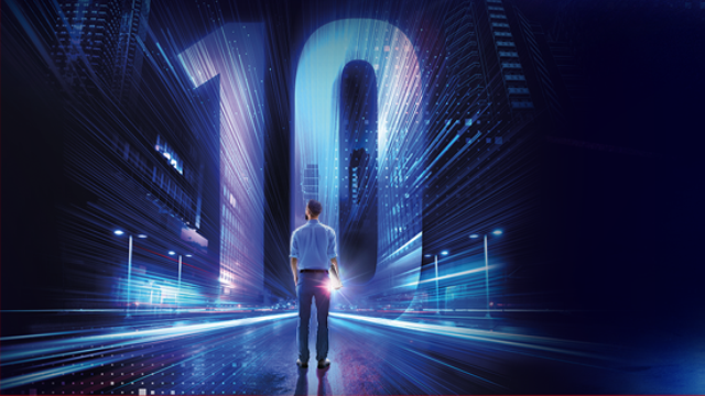 Ein Mann steht auf einer beleuchteten Straße vor der Zahl 10 zwischen hohen Gebäuden. Blaue und weiße Lichter beleuchten die Szene.