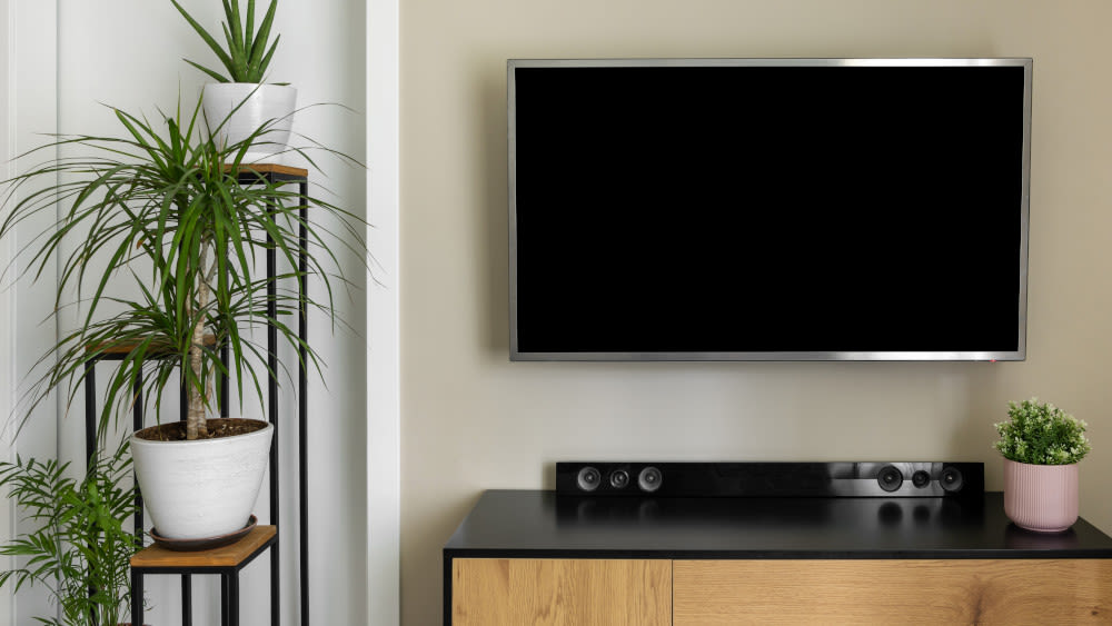 Eine Soundbar unter einem Fernseher im Wohnzimmer
