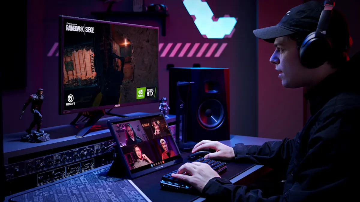 Ein Mann mit Kopfhörern spielt ein Videospiel auf einem Computer mit Lautsprechern und einem Tablet auf einem Schreibtisch.