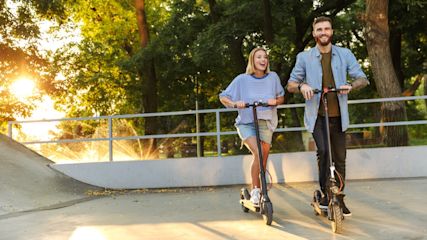 sicher-unterwegs-paar-auf-e-scootern