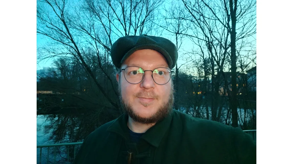 Andreas macht eine Selfieaufnahme.