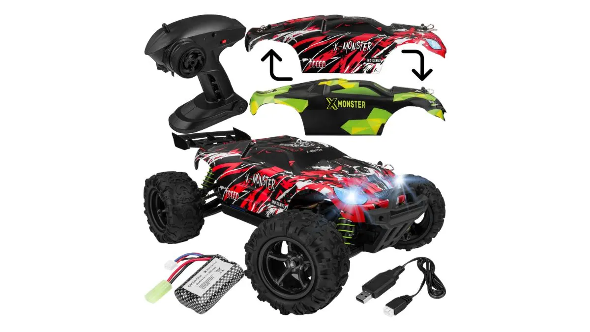 Das ferngesteuerte Auto Overmax X-Monster 3.5 samt Wechsel-Karosserie, Akku und USB-Ladekabel vor weißem Hintergrund.