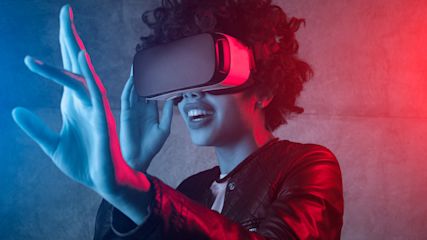 Frau_hat_Virtual_Reality_Brille auf