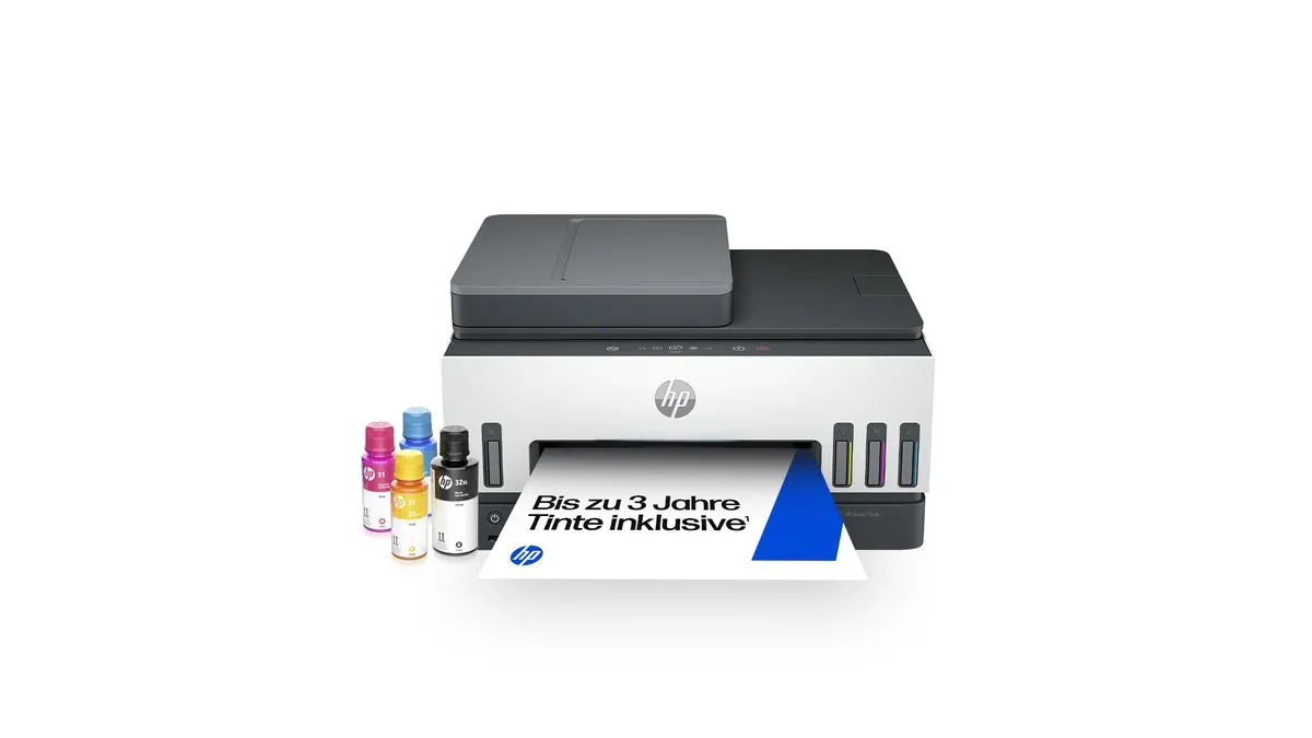 Der Multifunktionsdrucker HP Smart Tank 7605 und vier Nachfüllflaschen mit Tinte vor einem weißen Hintergrund.