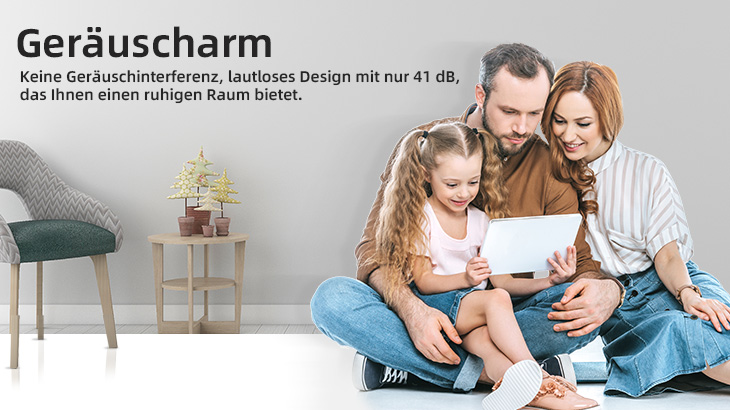Eine Familie sitzt auf dem Boden und schaut gemeinsam auf ein Tablet. Im Hintergrund stehen ein Stuhl und ein Tisch.