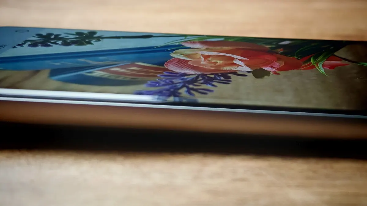 Das Honor 400 Pro hat ein leicht gewölbtes Display an allen Seiten.