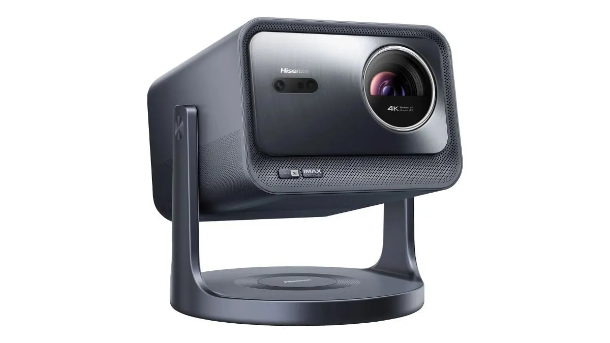 Der Beamer Hisense C2 Pro vor weißem Hintergrund.