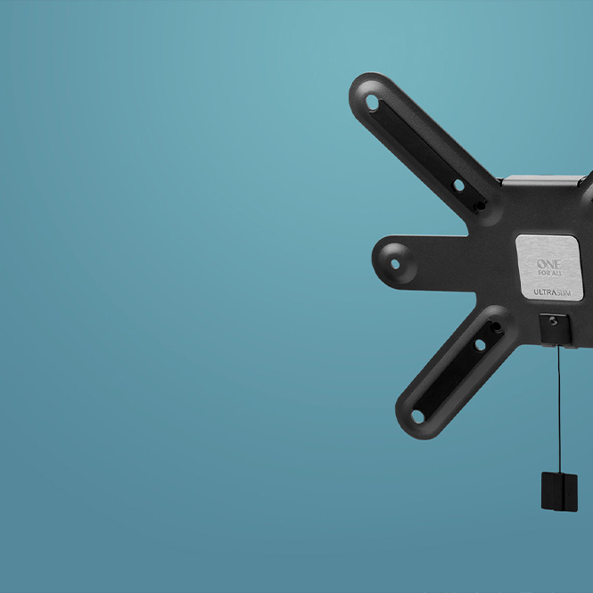 Eine schwarze TV-Wandhalterung mit mehreren Armen und Löchern ist vor einem blauen Hintergrund befestigt.