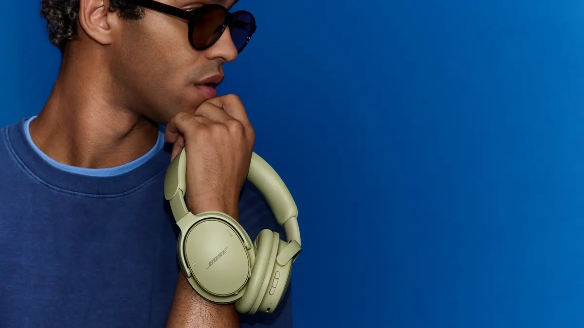 Ein Mann hält den Bose QuietComfort Kopfhörer (2. Gen.) in der Hand.
