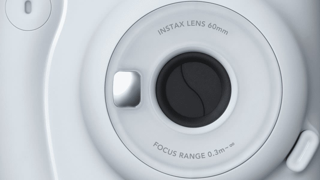 Nahaufnahme des integrierten Selfie Spiegels der FUJIFILM instax mini 11 Sofortbildkamera, Ice-White