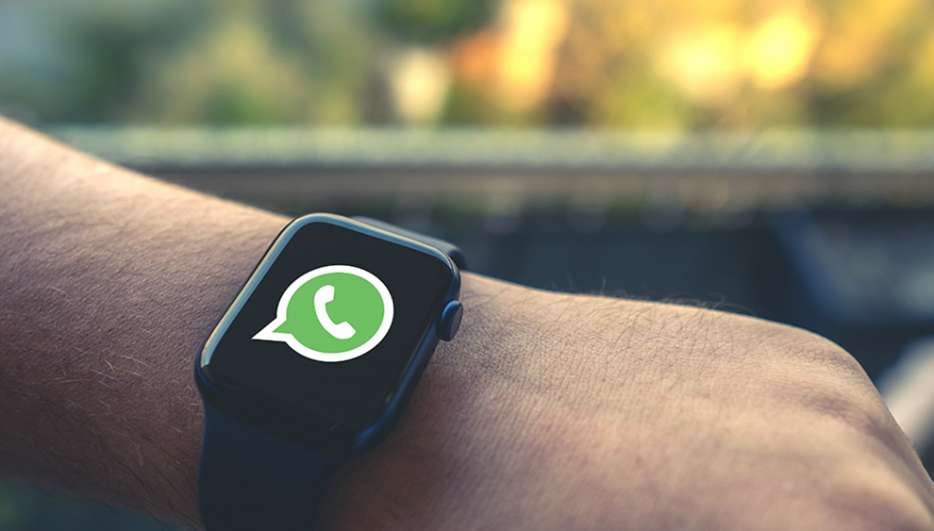 Ein männlicher Arm trägt eine Apple Watch. Auf dem Bildschirm ist das WhatsApp Icon zu sehen. 