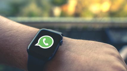 Ein männlicher Arm trägt eine Apple Watch. Auf dem Bildschirm ist das WhatsApp Icon zu sehen. 
