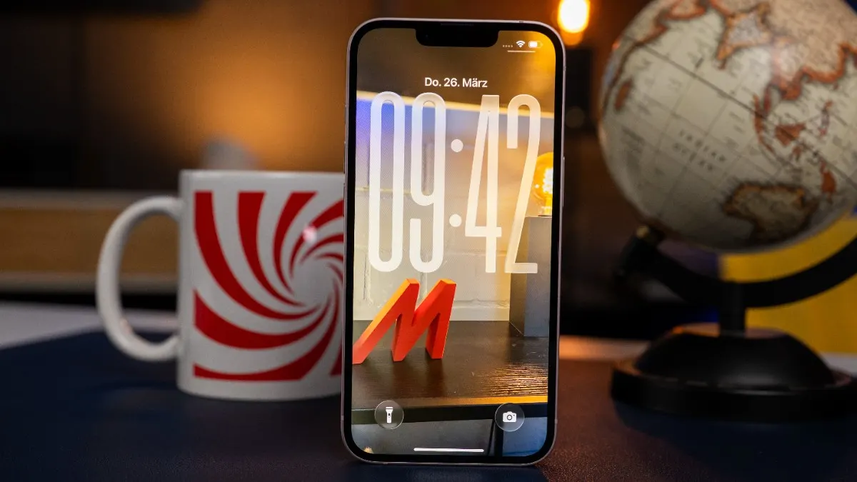 Das iPhone 17e mit aktiviertem Sperrbildschirm steht hochkant auf einem Tisch.