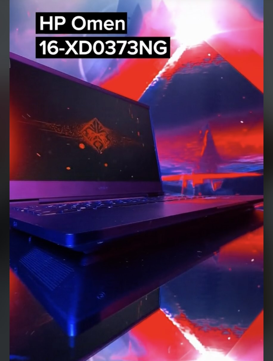 Ein schwarzer HP Omen 16-XD0373NG Laptop ist vor einem roten und blauen Hintergrund zu sehen. Das Gerät reflektiert auf der Oberfläche.