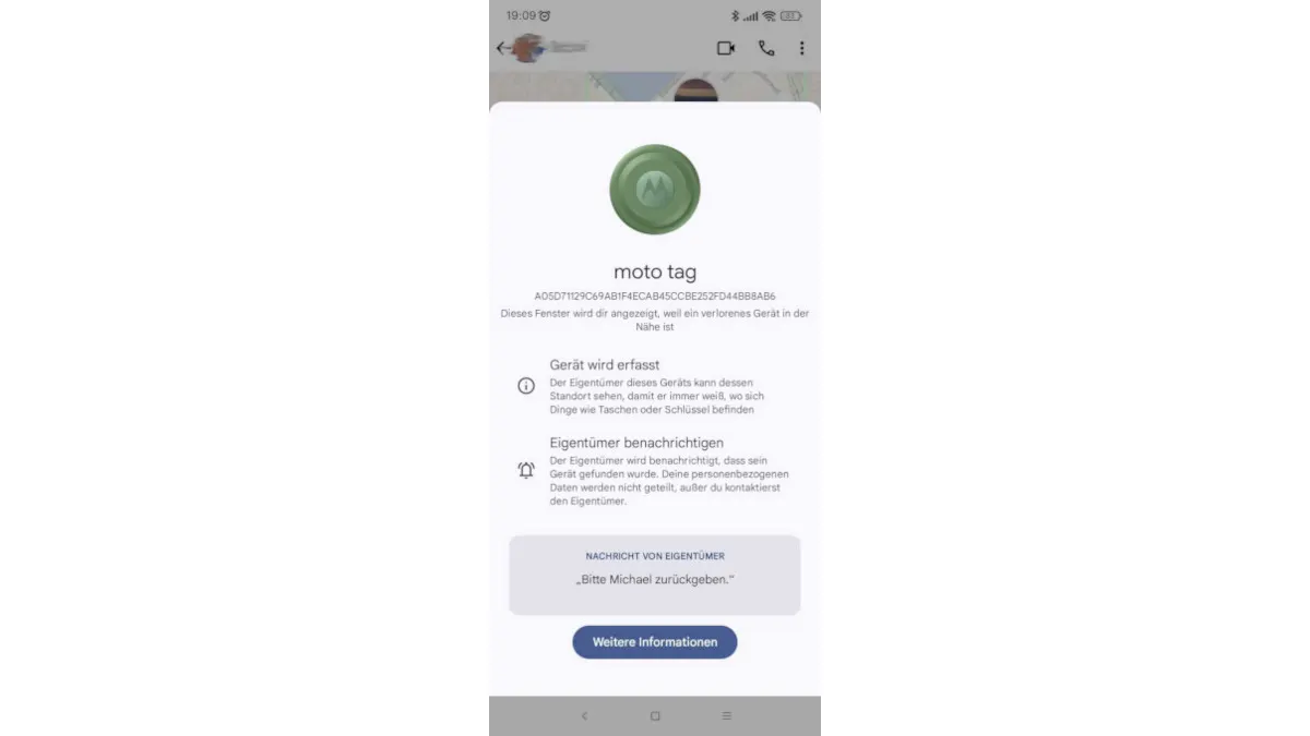 Auf dem Display eines Mobiltelefons ist ein Moto-Tag-Fenster mit Geräte- und Benachrichtigungsdetails zu sehen.
