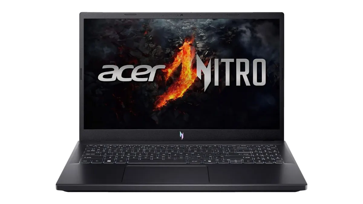 Der Gaming-Laptop Acer Nitro V15 vor weißem Hintergrund.