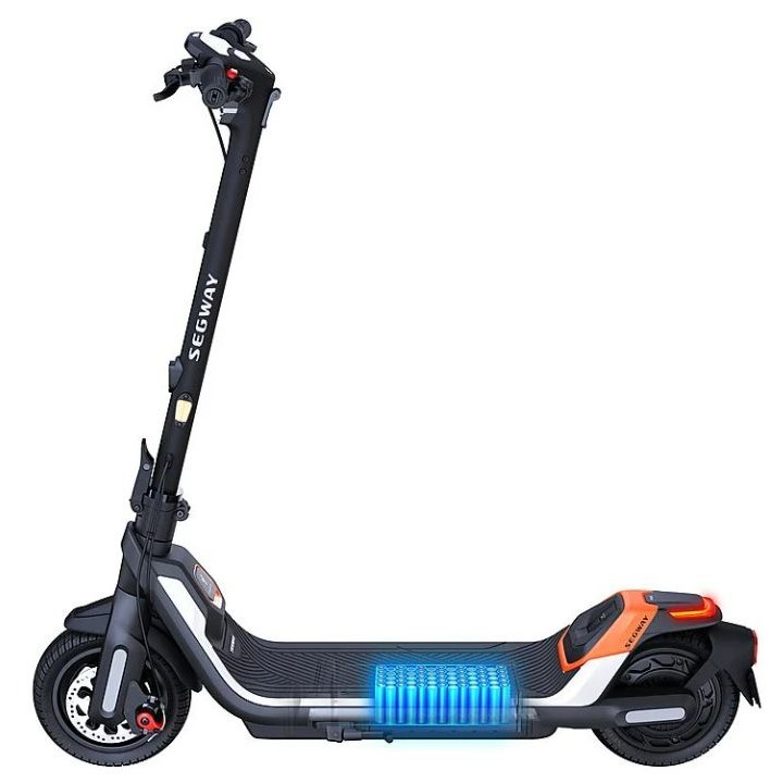 Ein Segway-Elektroroller steht seitlich mit sichtbarem Akku, Lenker und Rädern vor einem weißen Hintergrund.