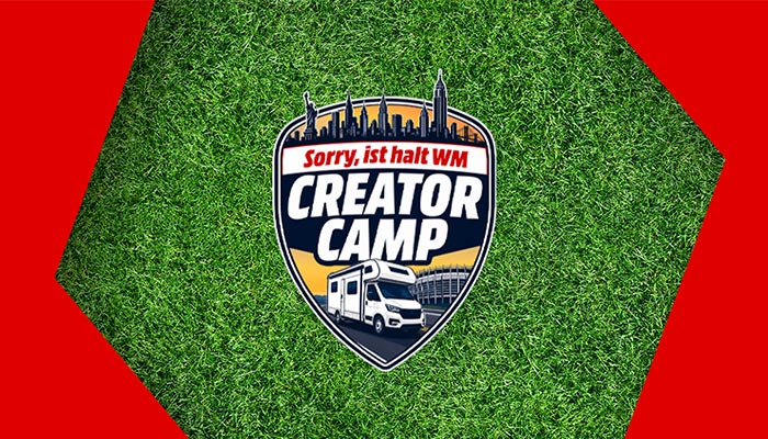 Das „Sorry, ist halt WM“ Creator Camp 2026 Logo auf Oktaeder mit Rasenfläche und rotem Hintergrund.