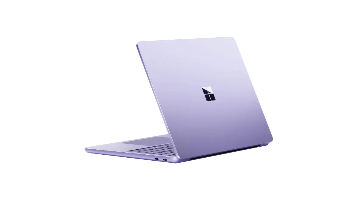 Die Rückseite des Microsoft Surface Laptop 13 Zoll in der Farbvariante Violett vor einem weißen Hintergrund.