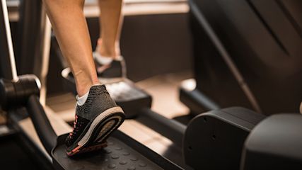 Frau_auf_Crosstrainer