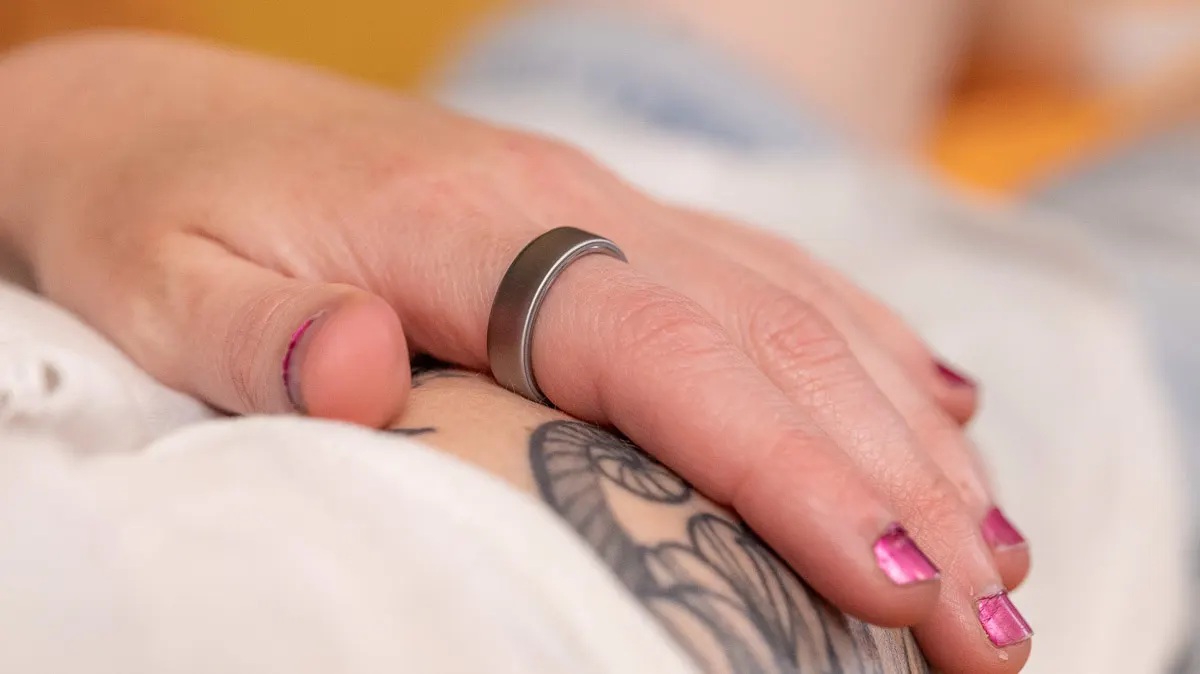 Franzis linke Hand mit dem Oura Ring 5 liegt auf ihrem rechten Arm.