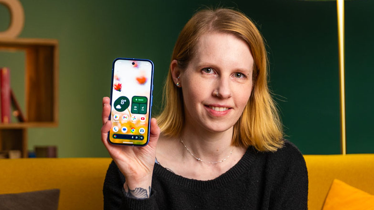 Franzi hält das Google Pixel 10a mit eingeschaltetem Display in die Kamera.