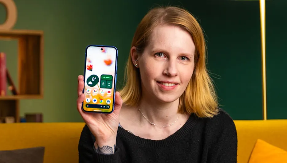 Franzi hält das Google Pixel 10a mit eingeschaltetem Display in die Kamera.