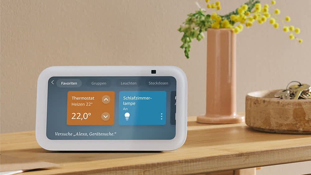 Der Amazon Echo Show 5 (3. Generation) steht auf einem Regal und zeigt Smart-Home-Informationen an.