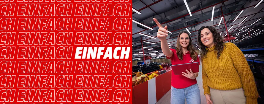 Eine Frau in rotem Hemd zeigt im Supermarkt nach oben, daneben eine Frau in gelbem Pullover. Links roter Text mit "EINFACH".