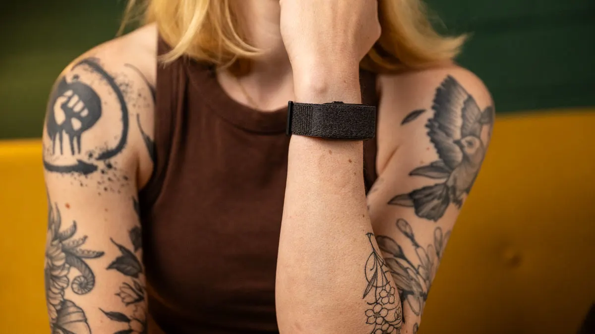 Franzi trägt das Garmin Cirqa am linken Handgelenk.