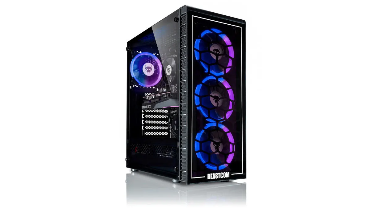 Der Beastcom Q5 Gaming-PC vor weißem Hintergrund.