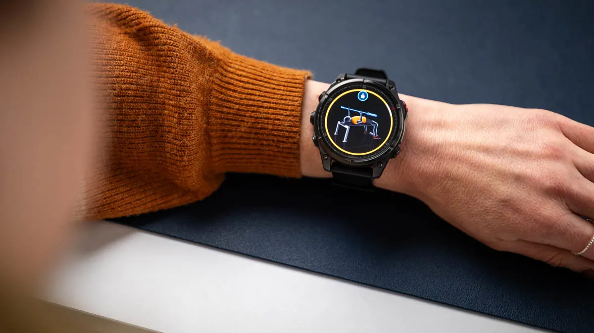 Franzi schaut sich ein animiertes Work-out auf der Garmin Fenix 8 Pro an.