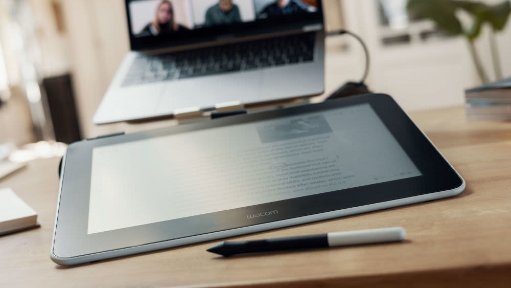 Wacom One 13 mit auf Schreibtisch
