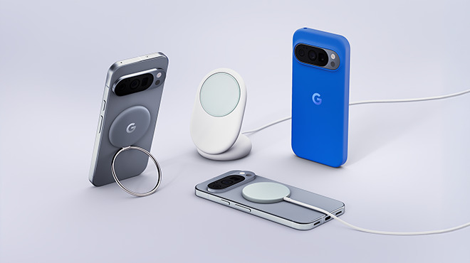 Mehrere Google‑Pixel‑Smartphones stehen und liegen auf einem hellen Untergrund, daneben liegen runde Magnet‑Ladepads und ein weißes, stehendes Ladegerät – sie zeigen kabelloses Laden und Zubehör für Pixel.
