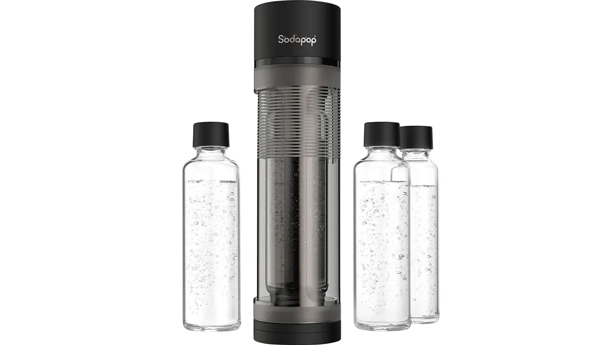 Der Wassersprudler Sodapop Logan mit drei Glasflaschen vor weißem Hintergrund.